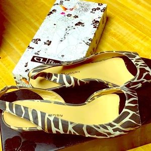 CL BY LAUNDRY animal print sandals